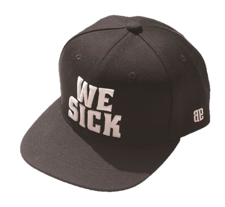 WESICK Snapback　NT.1000 使用聯名"WESICK"主題文字凸繡，並搭配帽簷下方的撞色低調呈現!俐落的搭配即可充分展現街頭韻味。