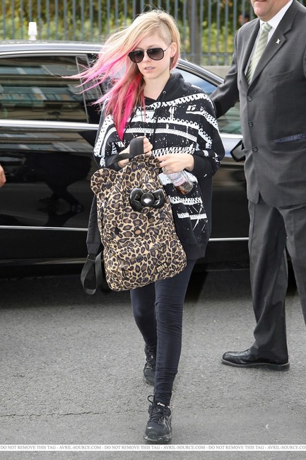 avril-lavigne-and-hello-kitty-leopard-backpack-gallery