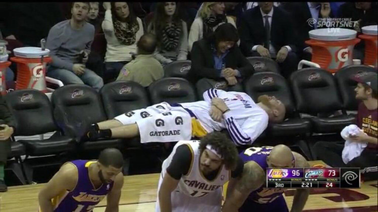 Chris-Kaman-catches-a-quick-nap-on-the-empty-Laker-bench.-Screencap-via-@nbarocksstc
