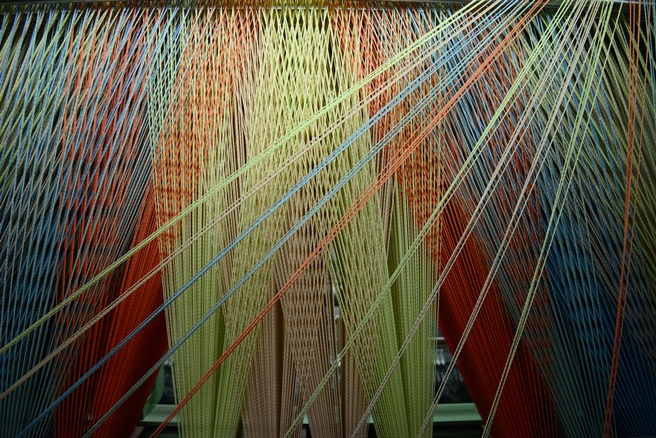 Weaving_machine_at_the_Avery_Dennison_facility_in_Italy_DETAIL_original
