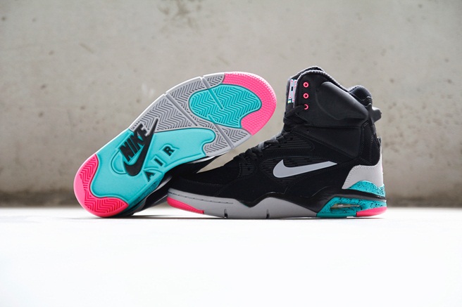 a-closer-look-at-the-nike-air-command-force-lack-wolf-grey-hyper-jade-hyper-pink-2