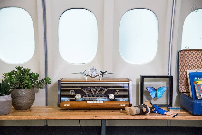 stay-in-a-refurbished-klm-plane-with-airbnb-4