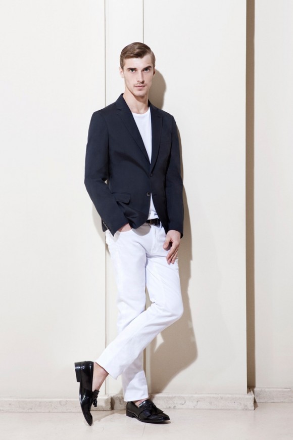 zara-white-pants-men-navy-blazer-580x870