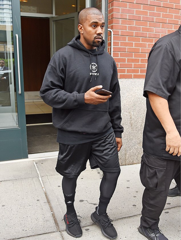 Kanye-West-Saint-Pablo-sweatshirt-Yeezy-Boost-sneakers