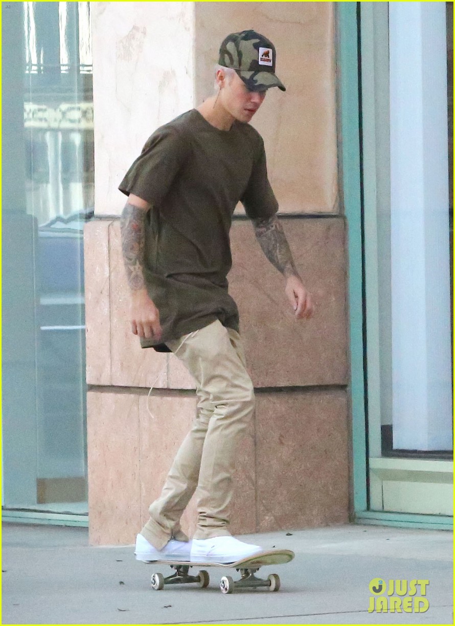 Exclusive... 51949439 Singer Justin Bieber spotted out riding his skateboard in Beverly Hills, California on January 17, 2016. Justin was practicing changing stances while the board was moving. FameFlynet, Inc - Beverly Hills, CA, USA - +1 (310) 505-9876