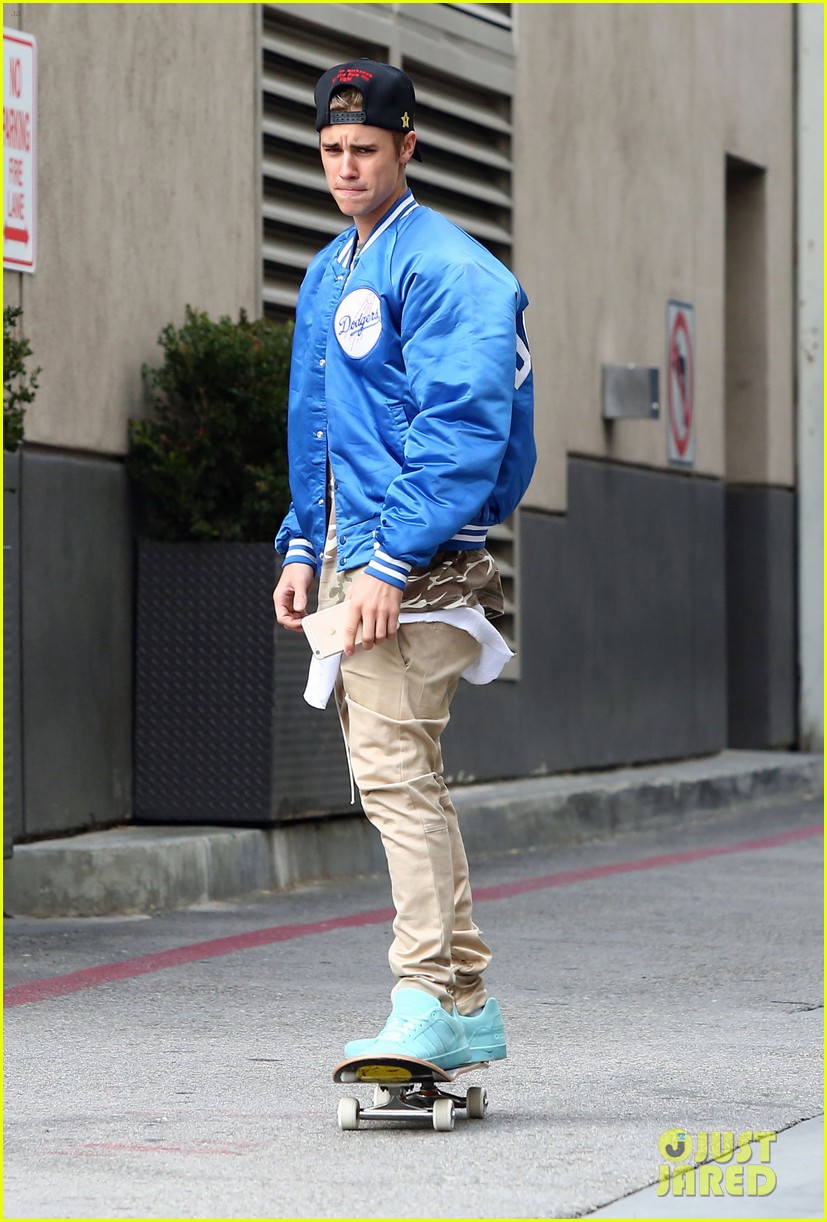 51943153 Justin Bieber takes his skateboard to an office in Beverly Hills on January 10, 2016. The pop star jaywalked in front of several cars. FameFlynet, Inc - Beverly Hills, CA, USA - +1 (310) 505-9876