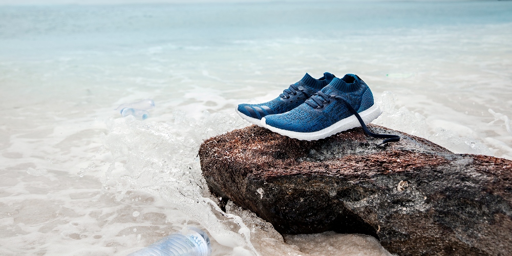 2.以永續理念出發，adidas UltraBOOST Parley 系列鞋款以95%海洋塑膠廢料及5%可回收聚酯纖維製成