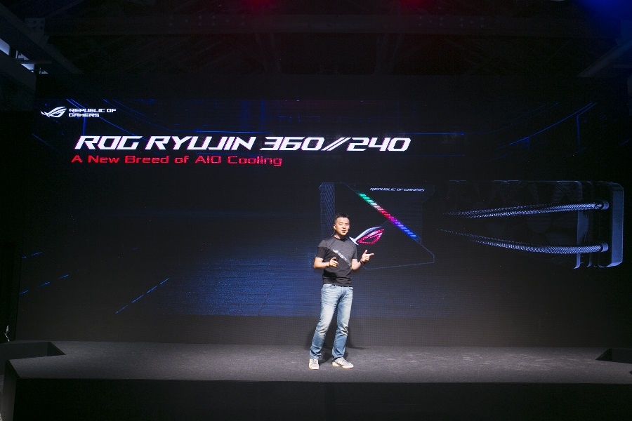 ROG Ryujin是首款ROG 一體式水冷散熱器，也是全球首款配備OLED面板的散熱器。