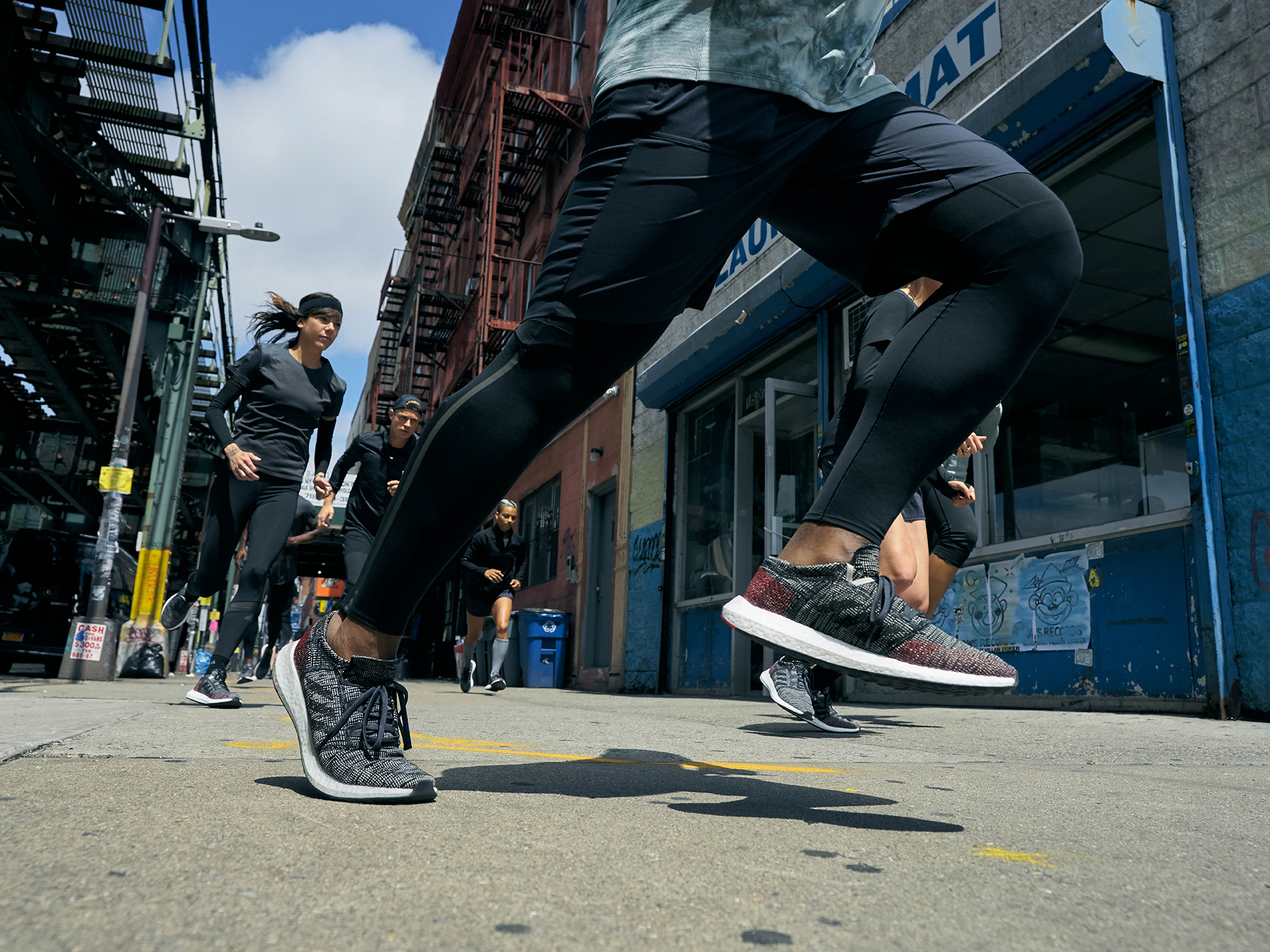 1.PureBOOST GO跑鞋加寬前腳掌面積以增加足部橫向移動時的穩定性，讓跑者面對街頭地形依然能輕鬆變換方向。