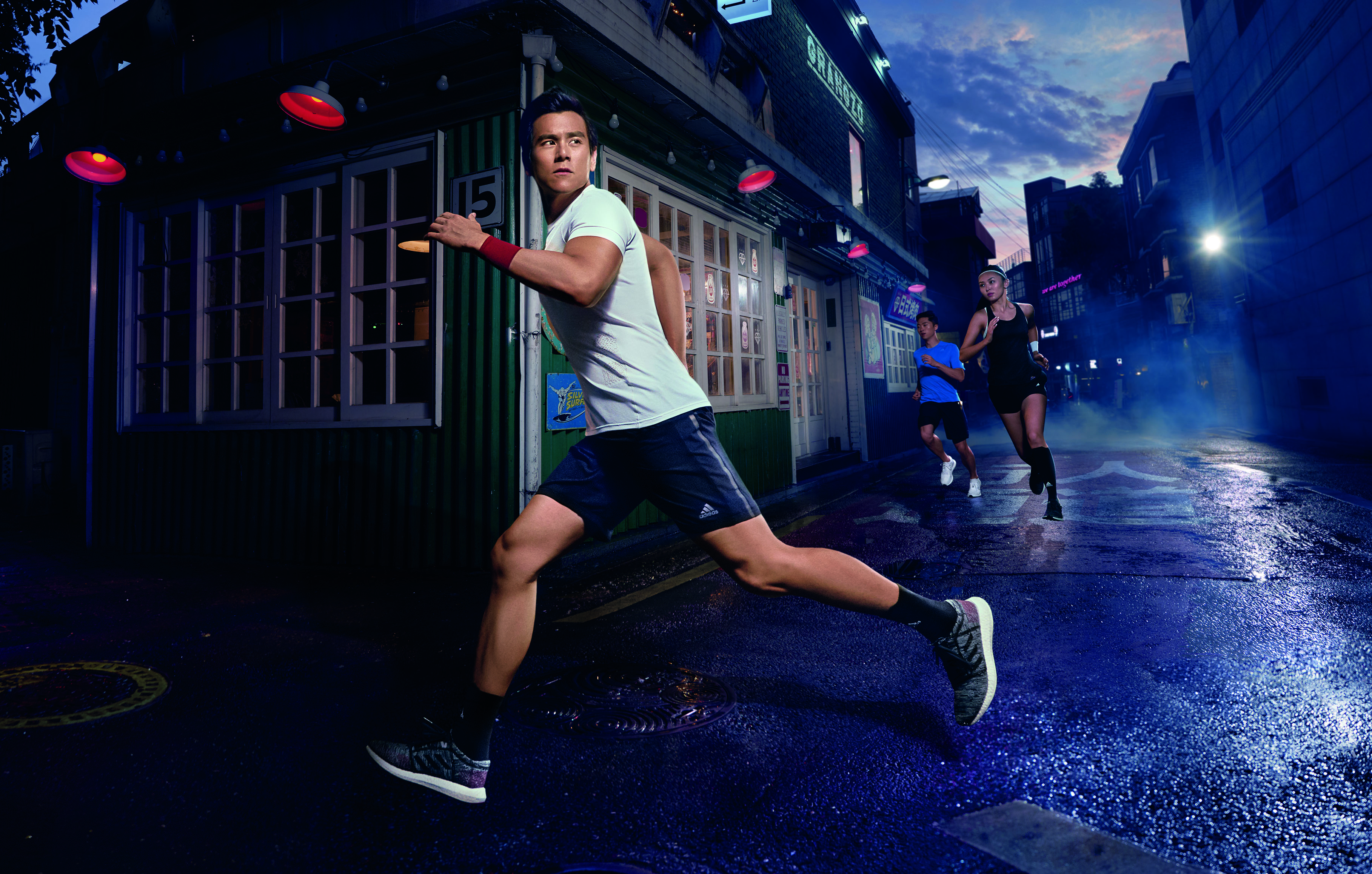 1.adidas代言人彭于晏率先體驗全新PureBOOST GO跑鞋，8月起跑翻街頭。