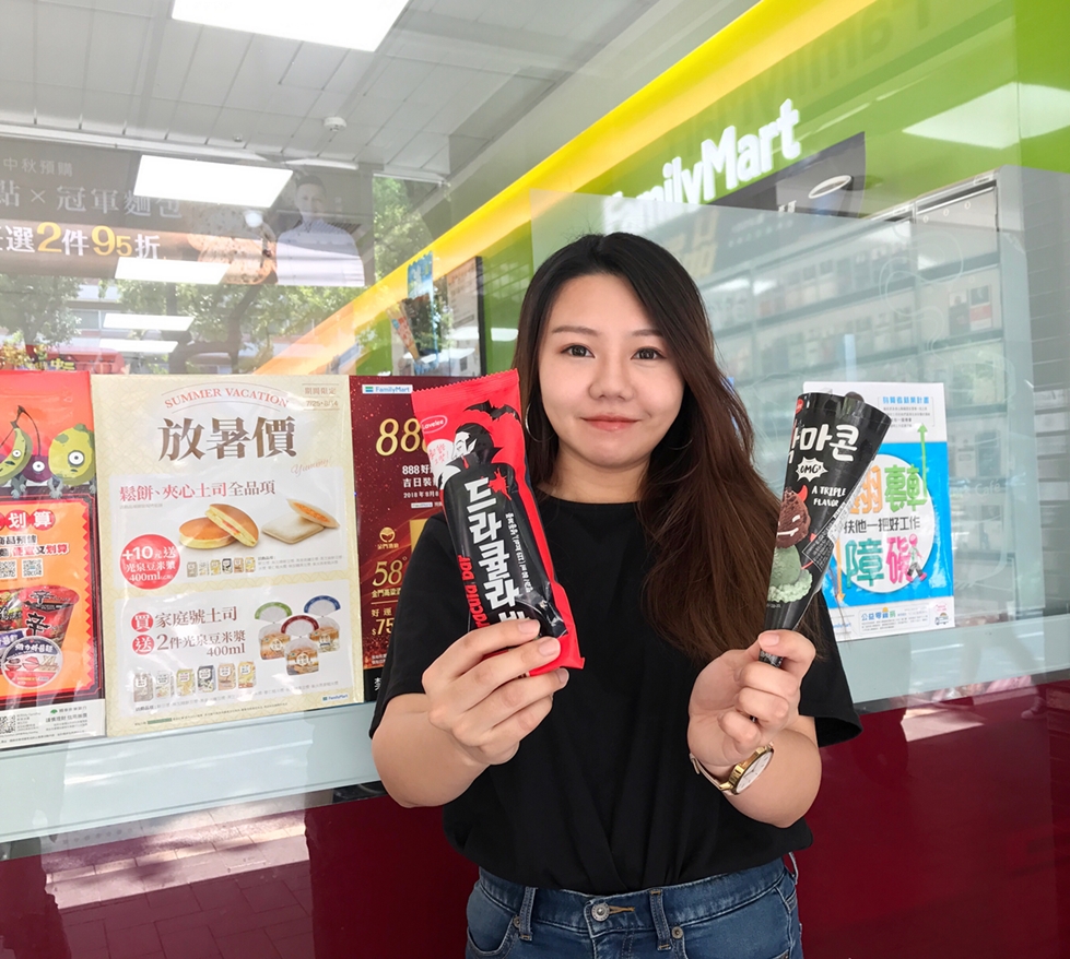 中元到！全家便利商店趁勢推出「搞鬼系冰品」，包含在韓國15秒就賣1支的「吸血鬼冰棒」，「全家」獨家開賣。