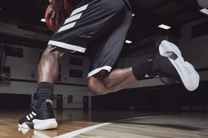 2.全新PRO BOUNCE籃球鞋，以全腳掌BOUNCE中底打造出色的緩震效果，力助球員衝鋒自如。 (1)