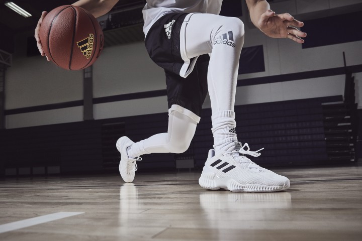 4.全新PRO BOUNCE籃球鞋，鞋面採用工藝式透氣網布與FORGEFIBER科技，強化鞋面穩定性。