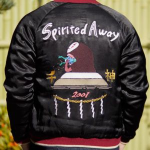 不要吃太胖，會被殺掉！吉卜力釋出《神隱少女》棒球外套「刺繡無臉男」太傳神！