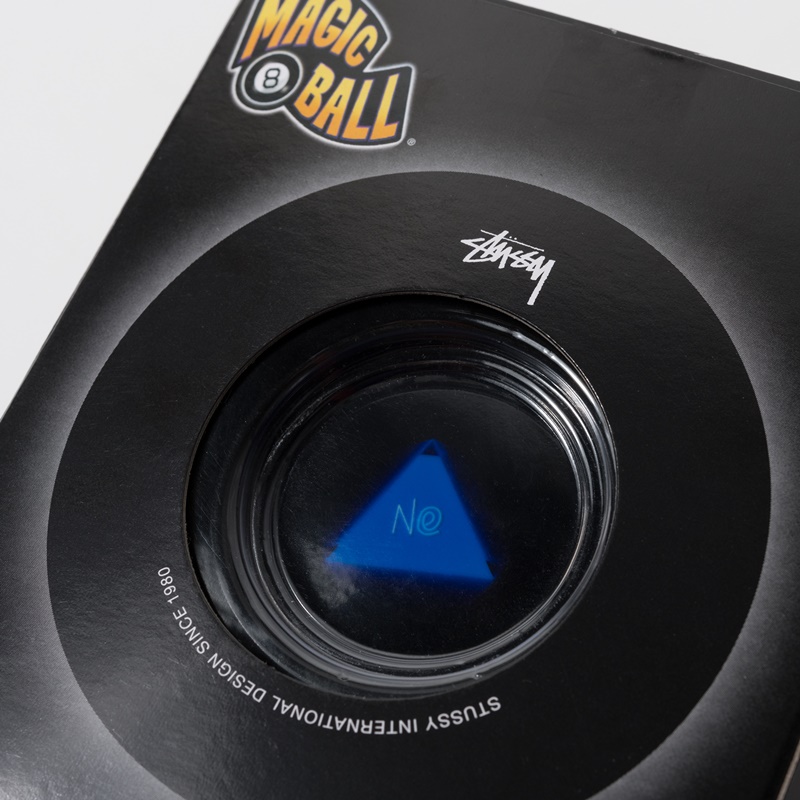 台灣販售預告｜選擇障礙救星！ Stüssy x Mattel Creations 打造 Magic 8 Ball 占卜玩具，搖晃就告訴你 YES 或 NO ！