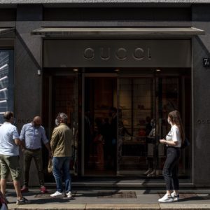 本來就吃土，現在連微生物也要吃了！精品品牌 LV、CHANEL、GUCCI「2021 年全部漲價」！