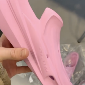 受到這雙 YEEZY 外型最狂的鞋啟發？Nike Team 合作設計師曝光「你沒自信，就難駕馭的爆款」