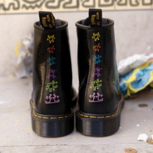 攜手傳奇藝術家！《Dr. Martens x Keith Haring》塗鴉靴款即將登場，象徵反叛街頭的精神本格！