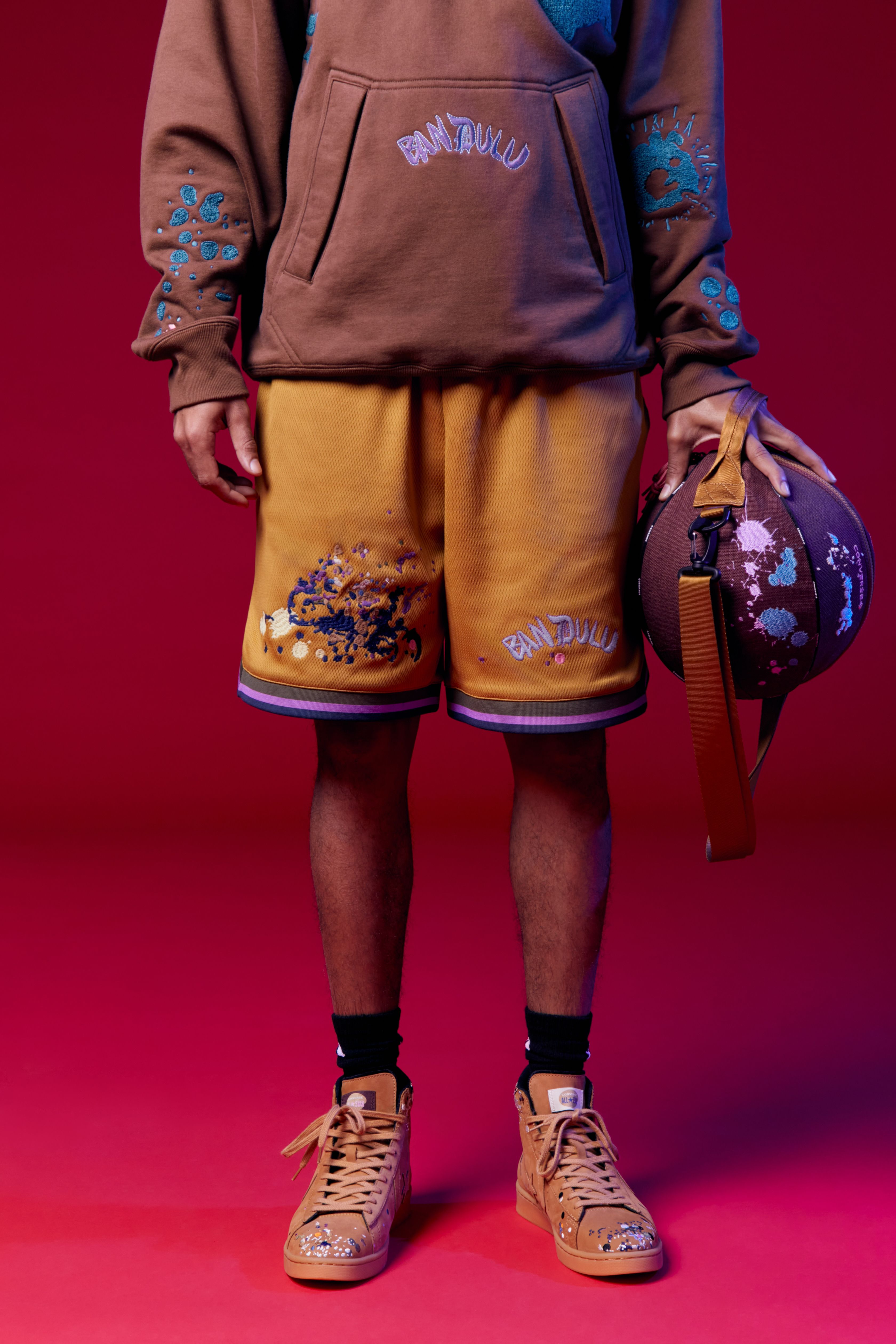 這球袋很可以！Converse x Bandulu 全新聯名系列正式發布，刺繡潑墨元素詮釋籃球文化精髓！