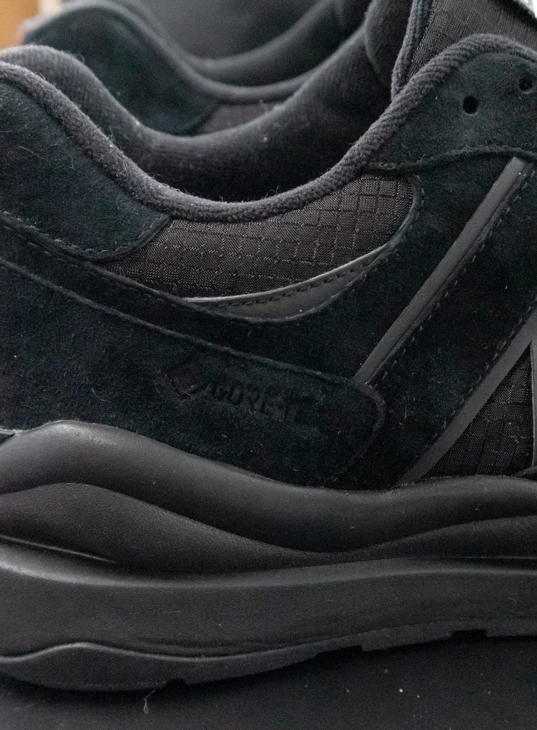 327 後下一雙火熱鞋款？Comme desGarçons x New Balance 57/40 諜照曝光，搭載 GORE-TEX 防水機能滿分！