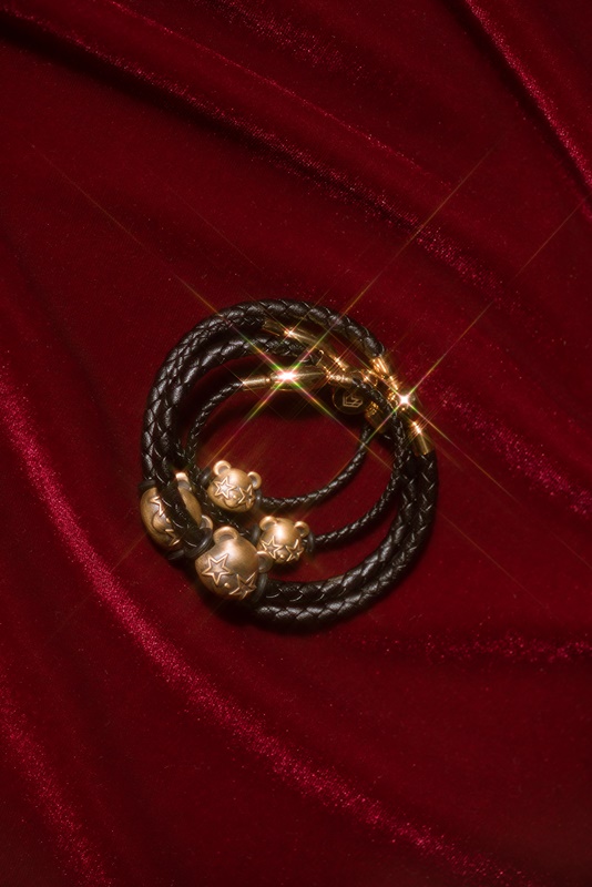 周董收到的生日大禮你也能擁有！ PHANTACi 攜手周大福「 MONOLOGUE」推出聯名限量 J 系列金飾！