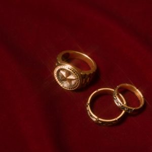 周董收到的生日大禮你也能擁有！ PHANTACi 攜手周大福「 MONOLOGUE」推出聯名限量 J 系列金飾！