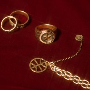 周董收到的生日大禮你也能擁有！ PHANTACi 攜手周大福「 MONOLOGUE」推出聯名限量 J 系列金飾！