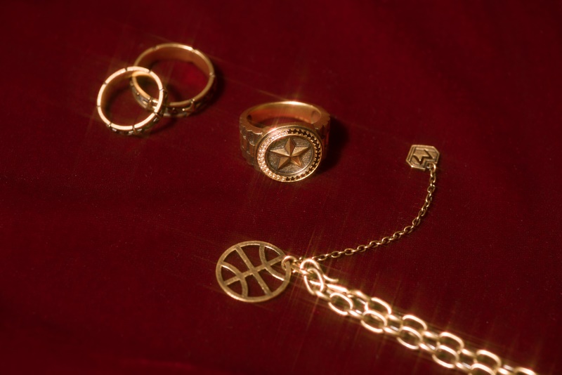 周董收到的生日大禮你也能擁有！ PHANTACi 攜手周大福「 MONOLOGUE」推出聯名限量 J 系列金飾！