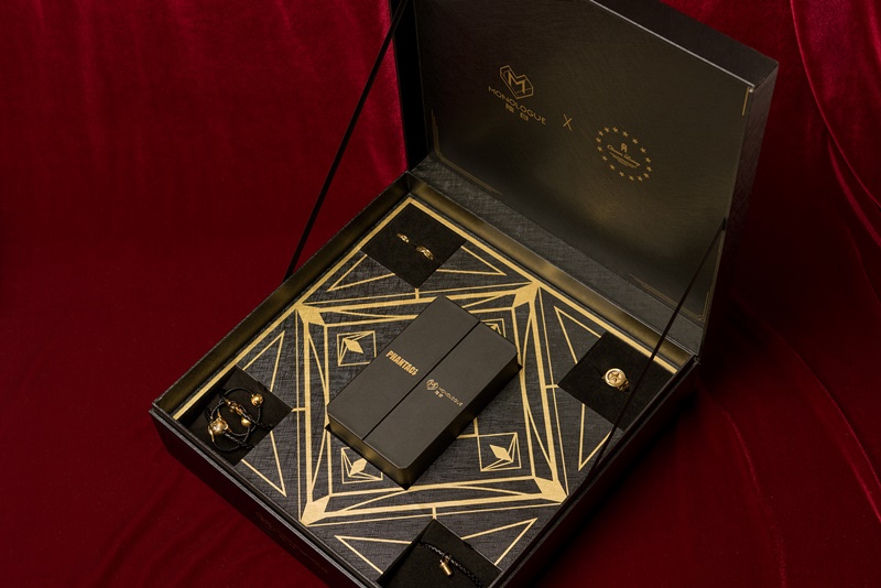 周董收到的生日大禮你也能擁有！ PHANTACi 攜手周大福「 MONOLOGUE」推出聯名限量 J 系列金飾！