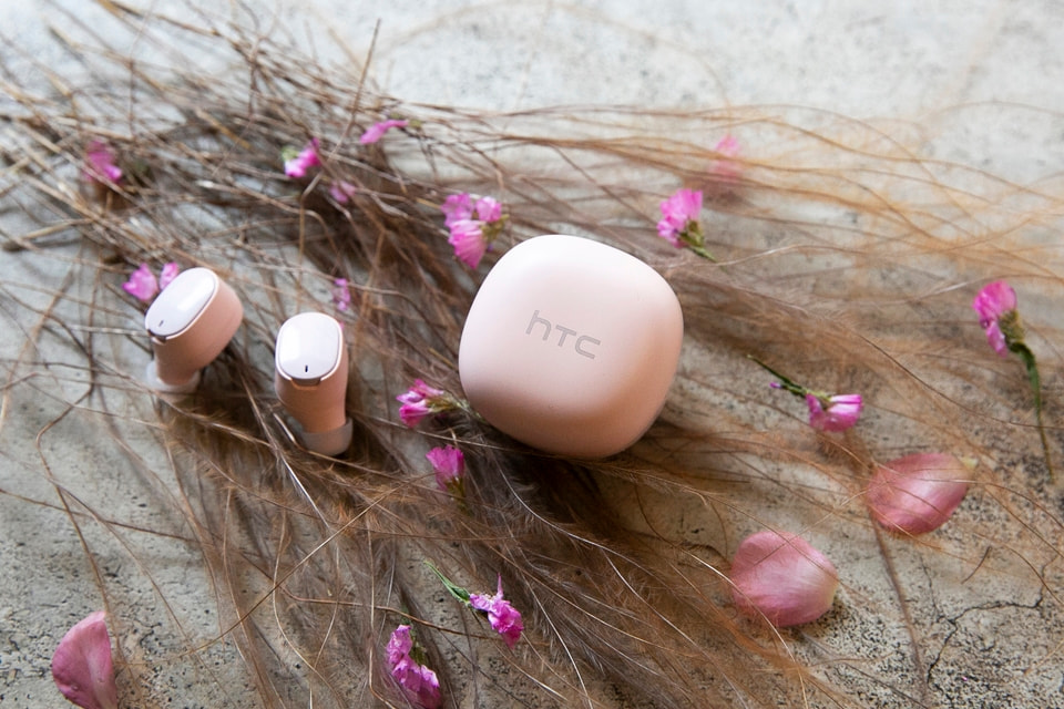 HTC馬卡龍真無線藍牙耳機推「櫻花粉」新色，替初春打造最浪漫的行動裝置體驗。