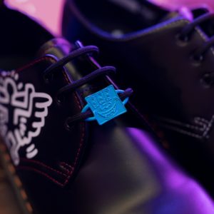 攜手傳奇藝術家！《Dr. Martens x Keith Haring》塗鴉靴款即將登場，象徵反叛街頭的精神本格！