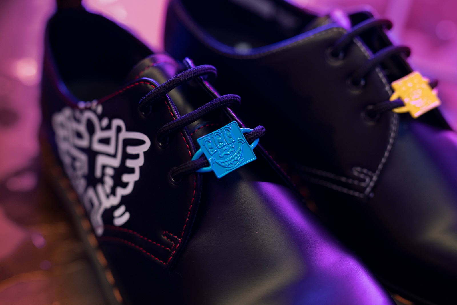 攜手傳奇藝術家！《Dr. Martens x Keith Haring》塗鴉靴款即將登場，象徵反叛街頭的精神本格！