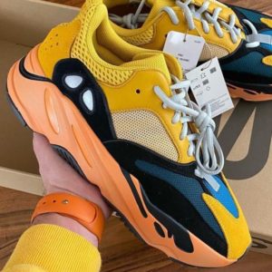 手機都嚇飛了！本月底發售的 YEEZY BOOST 700　真似跟《火影忍者》漩渦鳴人聯名