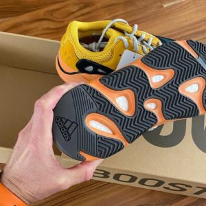 手機都嚇飛了！本月底發售的 YEEZY BOOST 700　真似跟《火影忍者》漩渦鳴人聯名