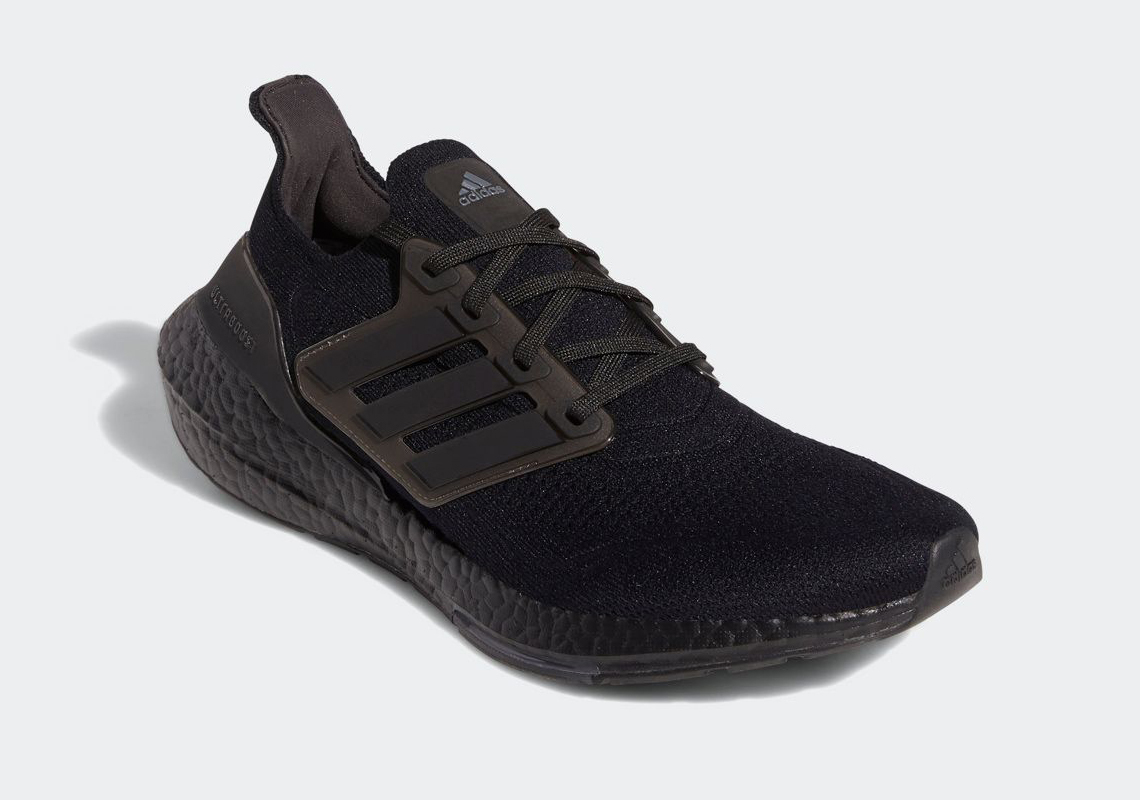 adidas UltraBOOST 2021「Triple Black」