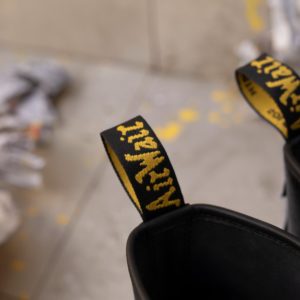 攜手傳奇藝術家！《Dr. Martens x Keith Haring》塗鴉靴款即將登場，象徵反叛街頭的精神本格！