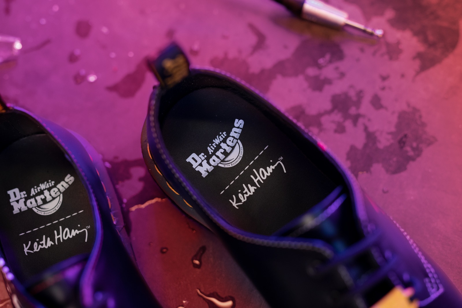 攜手傳奇藝術家！《Dr. Martens x Keith Haring》塗鴉靴款即將登場，象徵反叛街頭的精神本格！