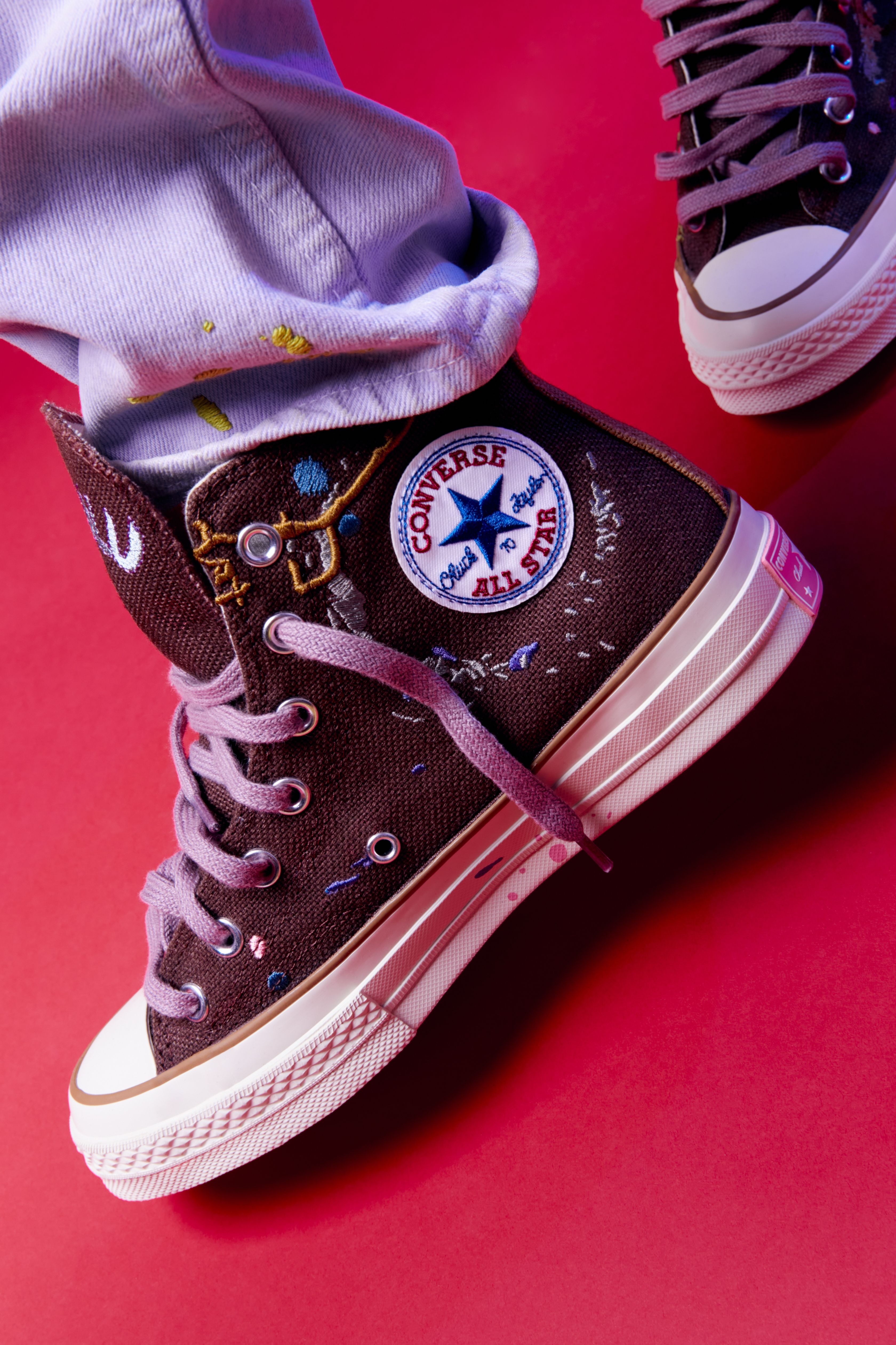 這球袋很可以！Converse x Bandulu 全新聯名系列正式發布，刺繡潑墨元素詮釋籃球文化精髓！