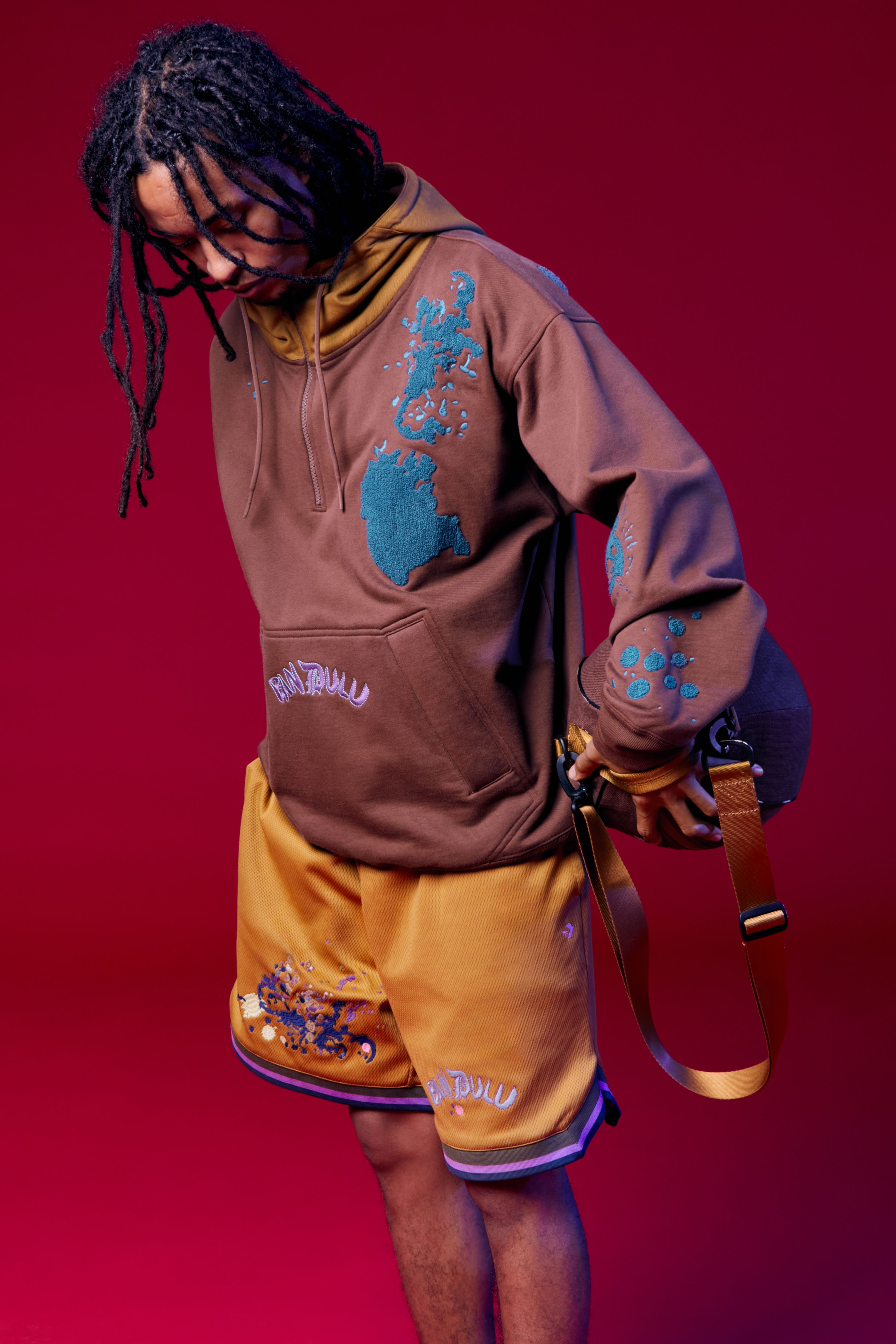 這球袋很可以！Converse x Bandulu 全新聯名系列正式發布，刺繡潑墨元素詮釋籃球文化精髓！