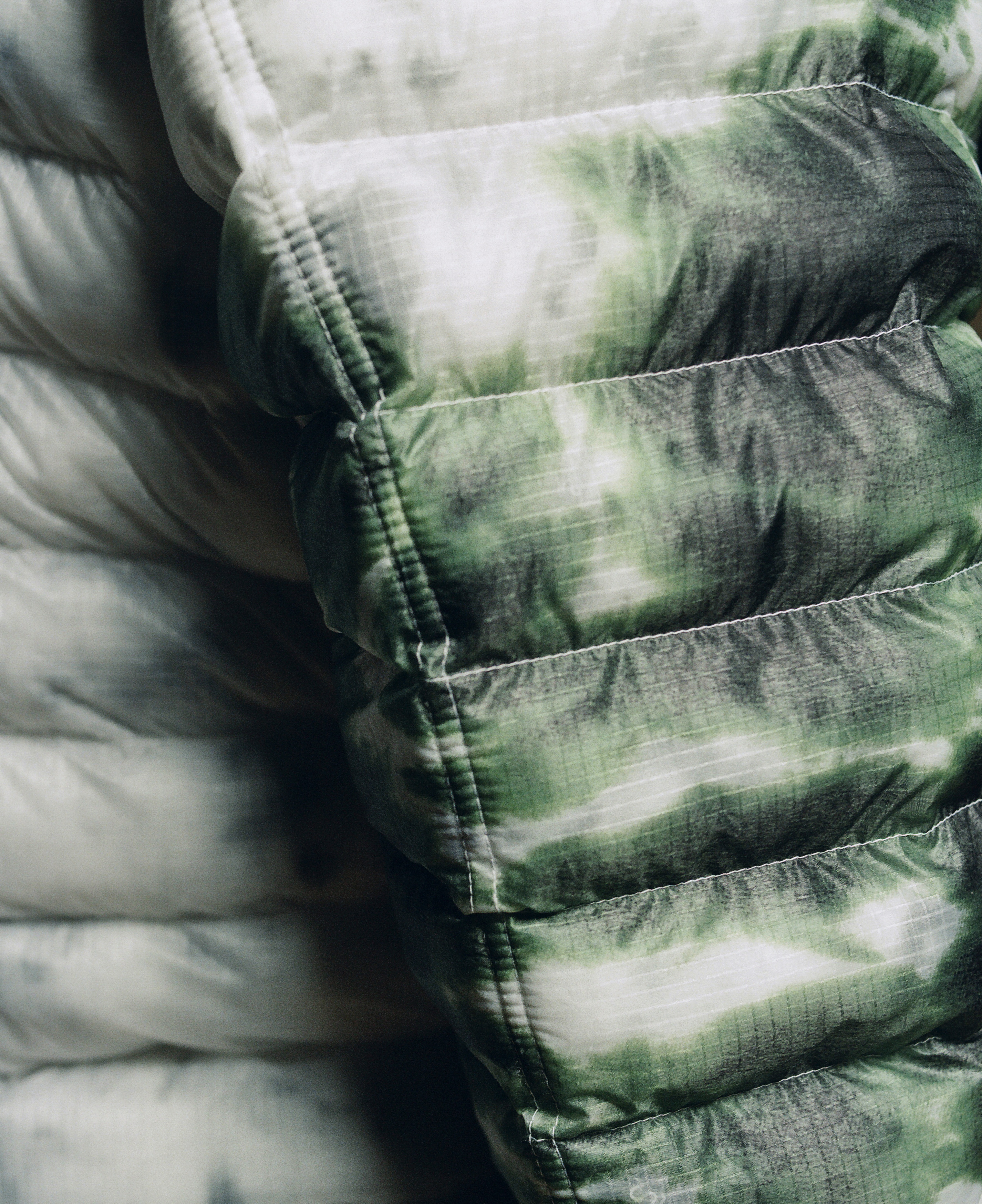 台灣販售預告｜渲染 Stussy x Air Force 1 買不到沒關係！這件 Stüssy  x Nike 渲染羽絨套裝讓你帥氣過冬！