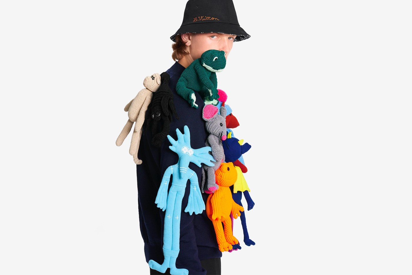 要價台幣 22 萬！Louis Vuitton 推出搭載 14 隻玩偶的新款圓領毛衣，貧窮的你自卑嗎？