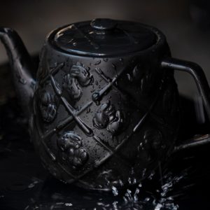 預判羅志祥會提早入手，KAWS 全新「黑魂聯名」陶瓷茶壺即將發售！