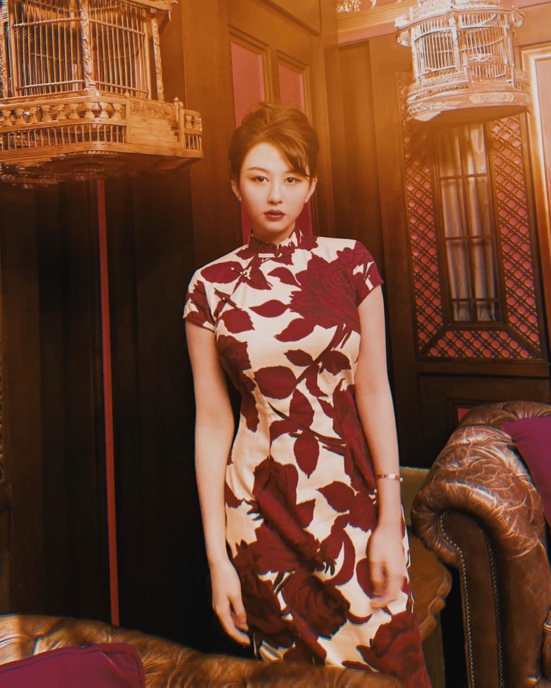 「隱乳女神」阿樂、「最美星二代」沈月性感旗袍裝迎新春！辣模拐拐也來參一咖事業線、美腿齊放送