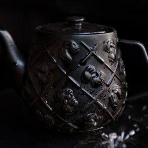 預判羅志祥會提早入手，KAWS 全新「黑魂聯名」陶瓷茶壺即將發售！