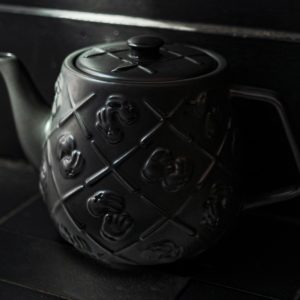 預判羅志祥會提早入手，KAWS 全新「黑魂聯名」陶瓷茶壺即將發售！