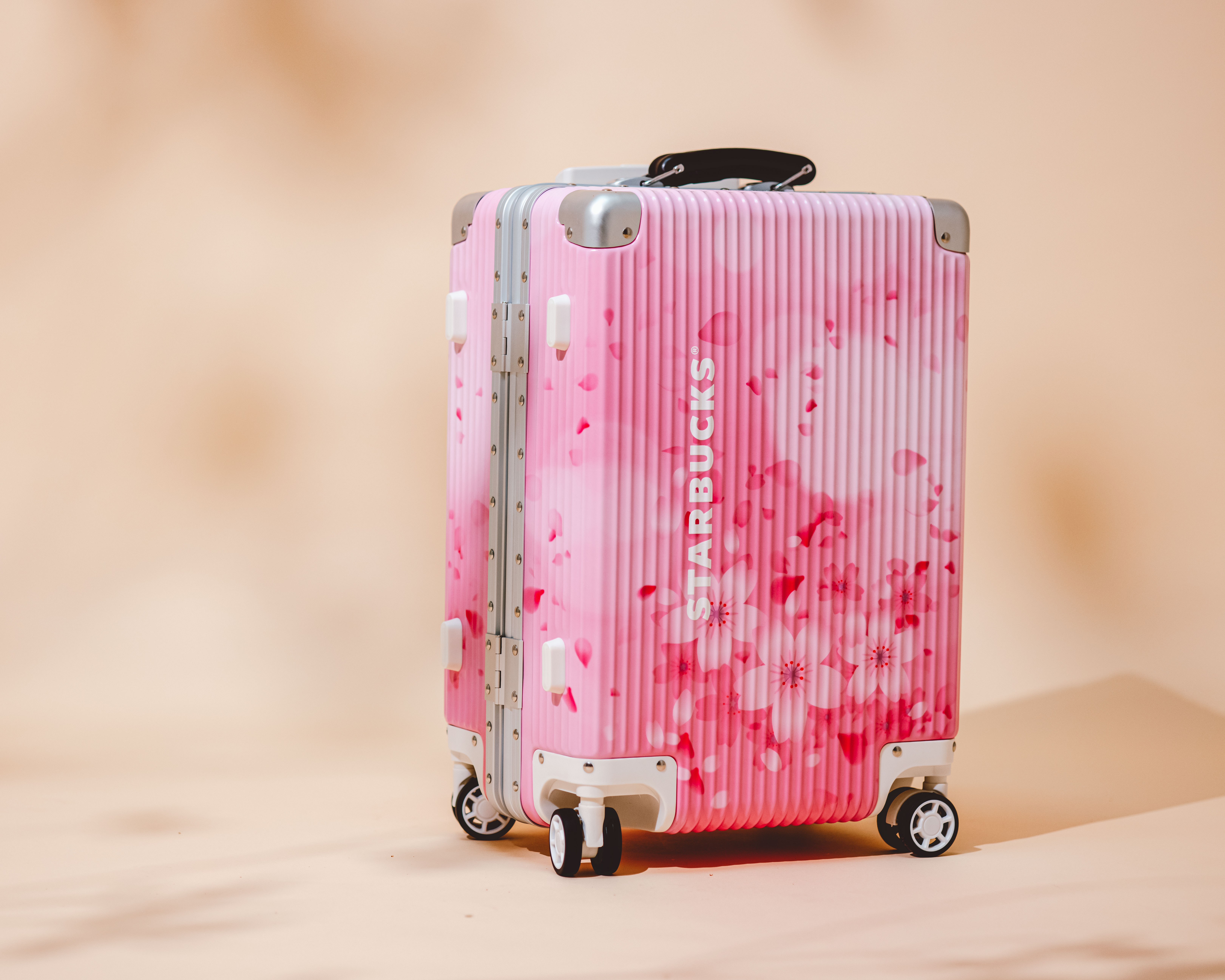 星巴克粉嫩春櫻系列新品登場，「鹹焦糖綿雲瑪奇朵」、「莓果雲朵咖啡啤酒」開啟春日咖啡新體驗！