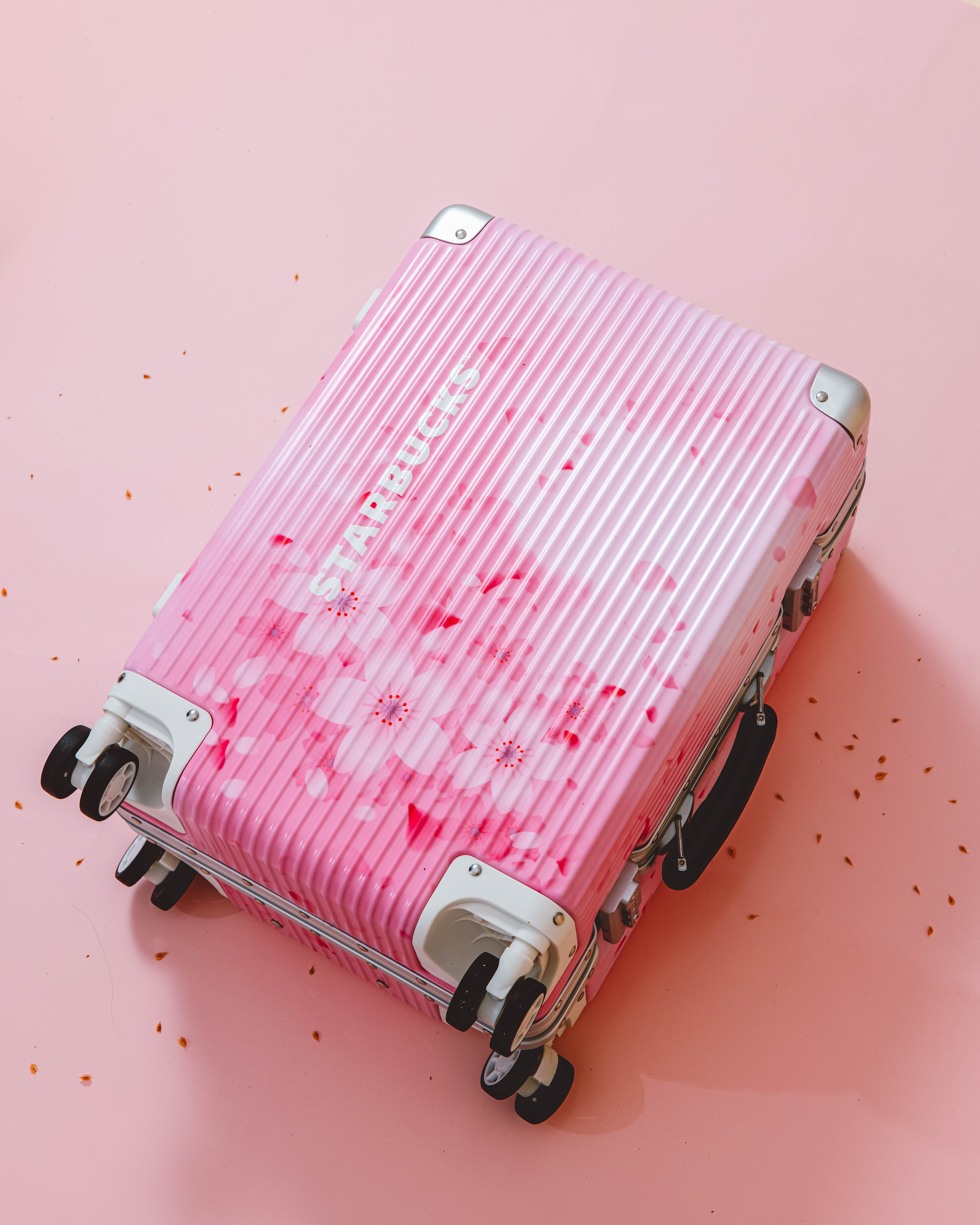 星巴克粉嫩春櫻系列新品登場，「鹹焦糖綿雲瑪奇朵」、「莓果雲朵咖啡啤酒」開啟春日咖啡新體驗！