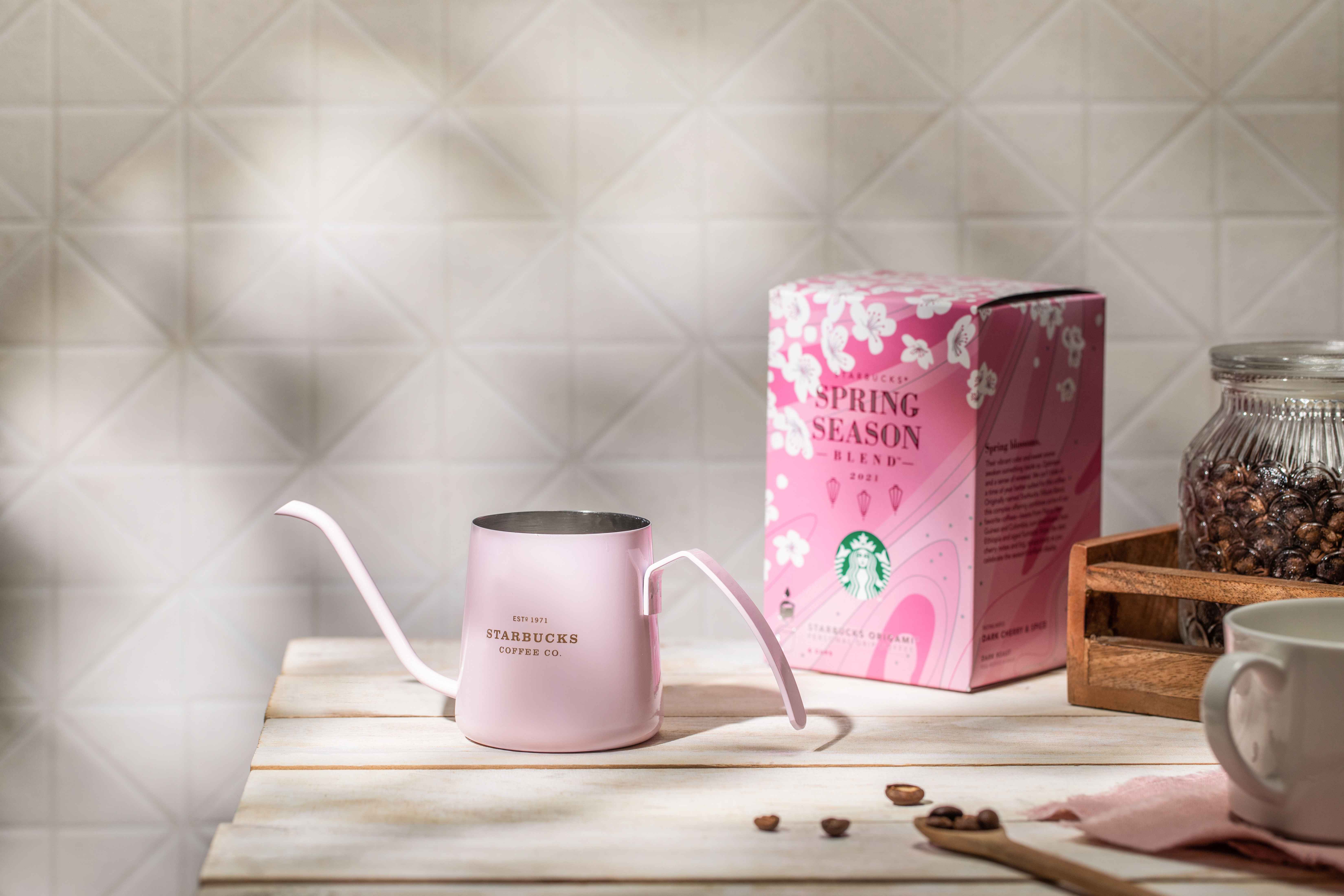 星巴克粉嫩春櫻系列新品登場，「鹹焦糖綿雲瑪奇朵」、「莓果雲朵咖啡啤酒」開啟春日咖啡新體驗！