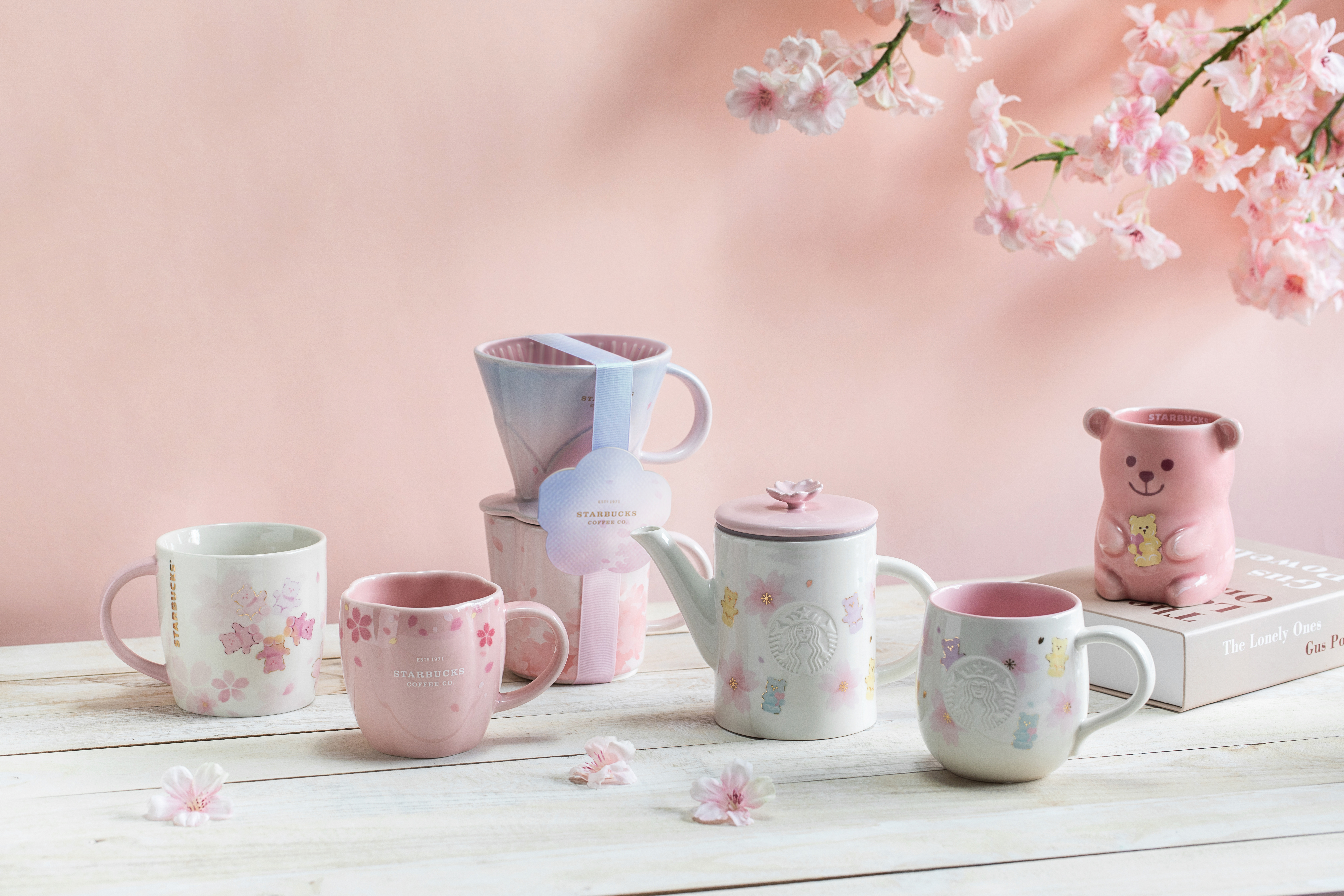 星巴克粉嫩春櫻系列新品登場，「鹹焦糖綿雲瑪奇朵」、「莓果雲朵咖啡啤酒」開啟春日咖啡新體驗！
