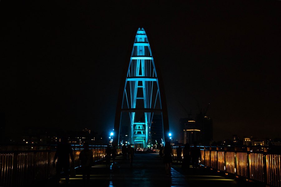 新月橋是全台雙跨距最長的鋼拱橋，搭配絢爛美麗的光雕秀，在夜色裡綻放優美弧形